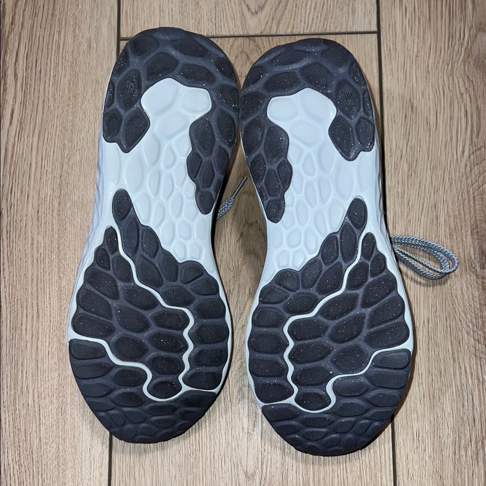 New Balance Arishi V4 Light Gray Athletic Sneakers - Picture 9 of 15